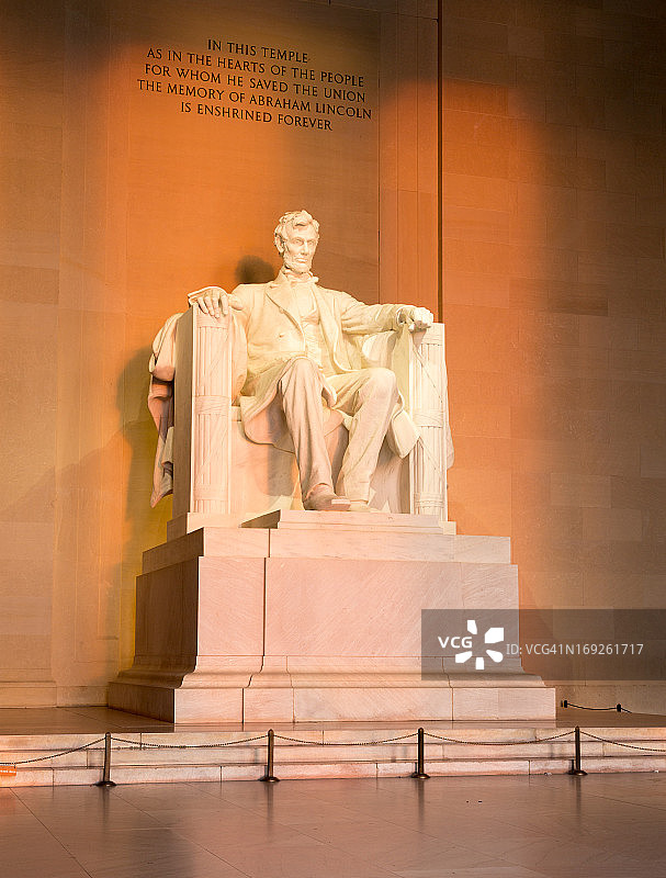 黎明时阳光照耀下的林肯雕像图片素材