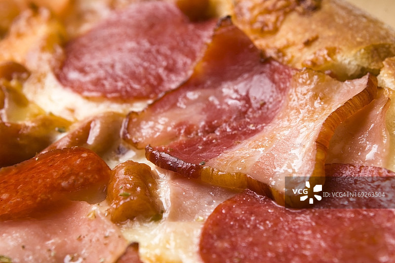 培根、萨拉米和马苏里拉奶酪意大利披萨图片素材