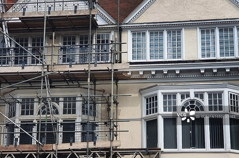 英格兰住宅建筑立面上的脚手架图片素材
