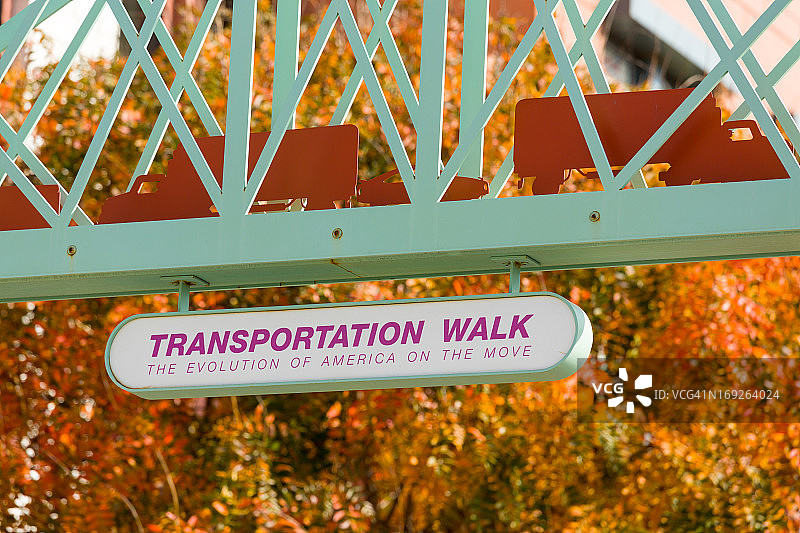 在华盛顿特区秋季步行交通图片素材