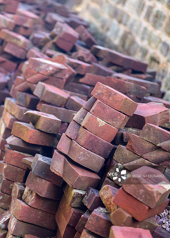堆叠的异形手工砖块图片素材