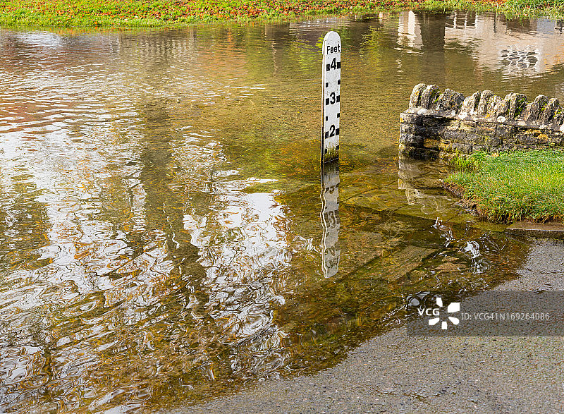 牛津郡希尔顿深水涉水处的深度计图片素材