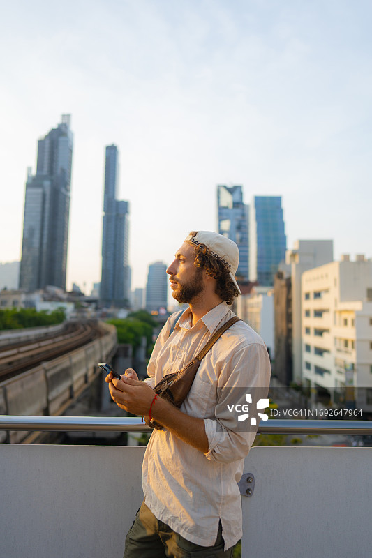 站在曼谷城市景观背景下的男人图片素材