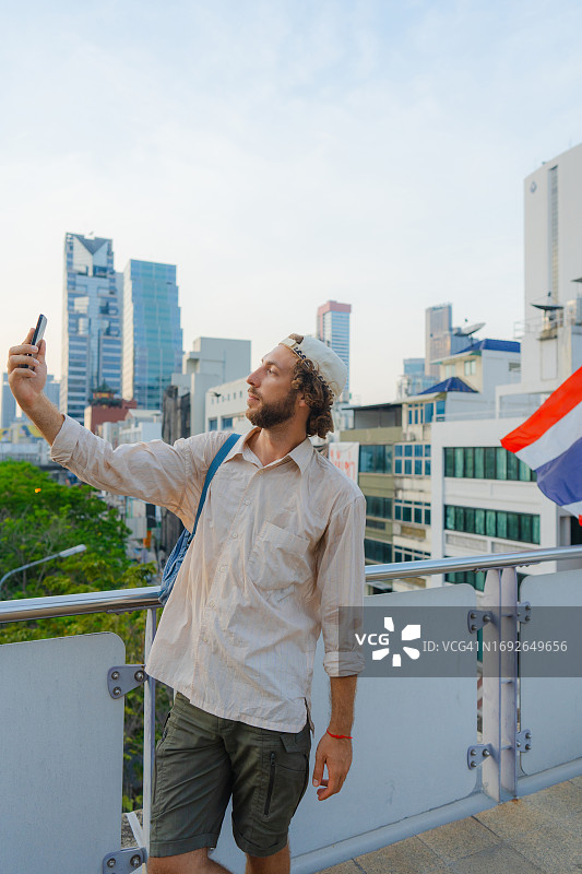站在曼谷城市景观背景下的男人图片素材