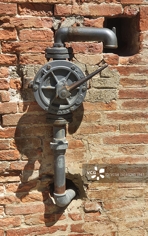 古老的铁制水泵图片素材