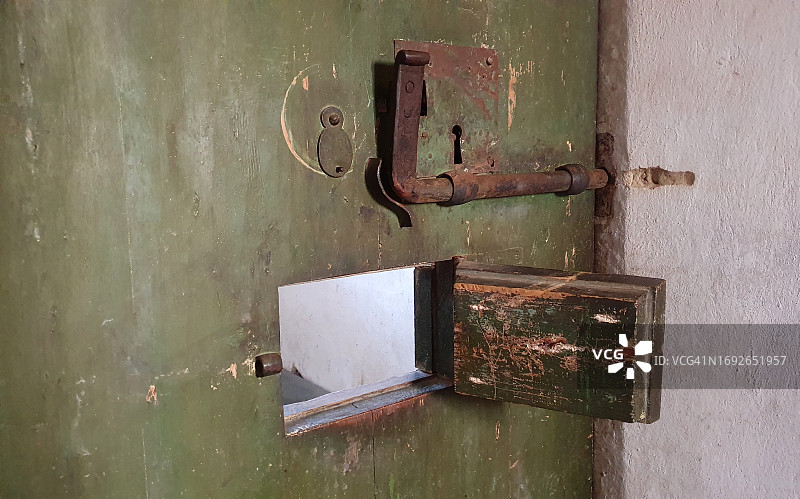 古老木门上锈迹斑斑的门闩和锁孔图片素材
