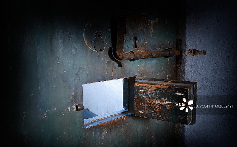 古老木门上锈迹斑斑的门闩和锁孔图片素材