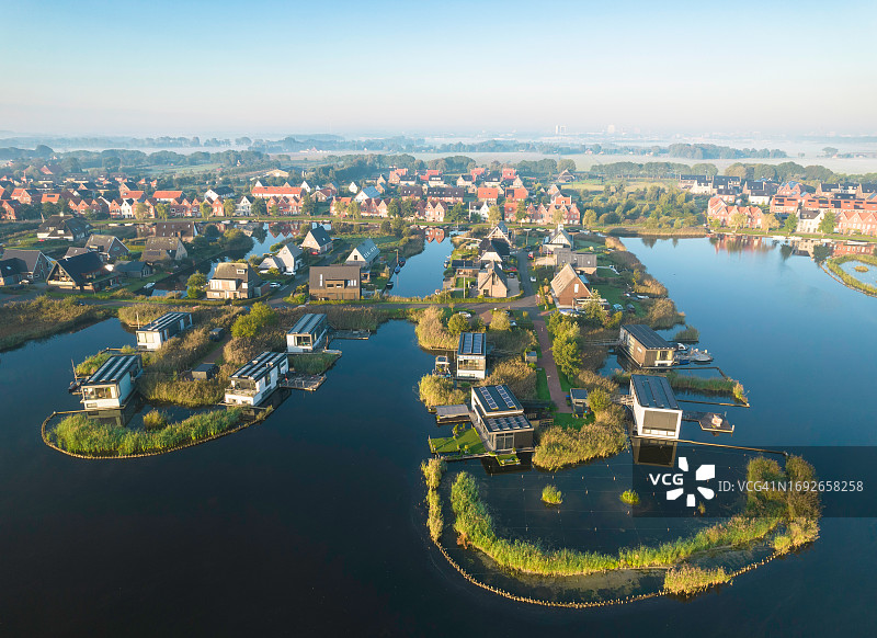 新建房屋和船屋，位于新开发的半岛上图片素材