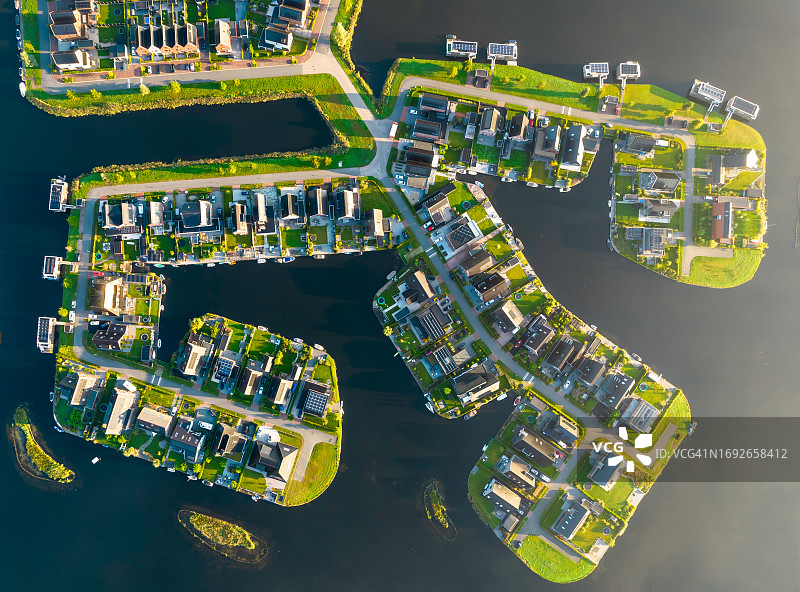 半岛上的新住宅区鸟瞰图图片素材