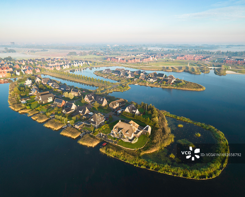 景观岛上的新建住宅图片素材