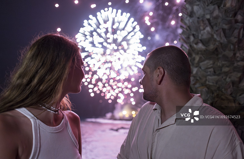 情侣在夜晚一起观看烟花表演图片素材
