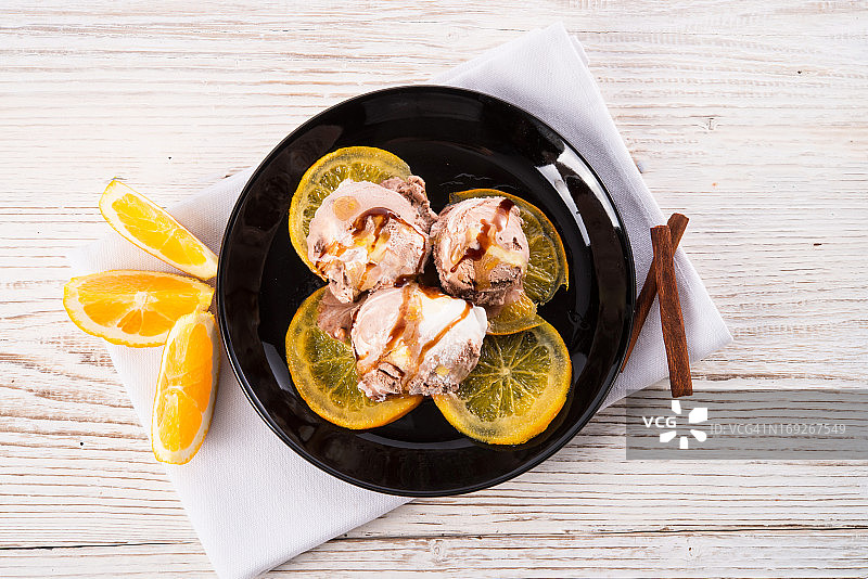 香草巧克力冰淇淋配烤橙子图片素材