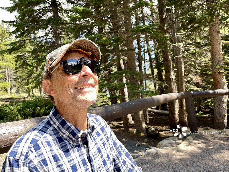 老年男人在落基山脉享受阳光图片素材