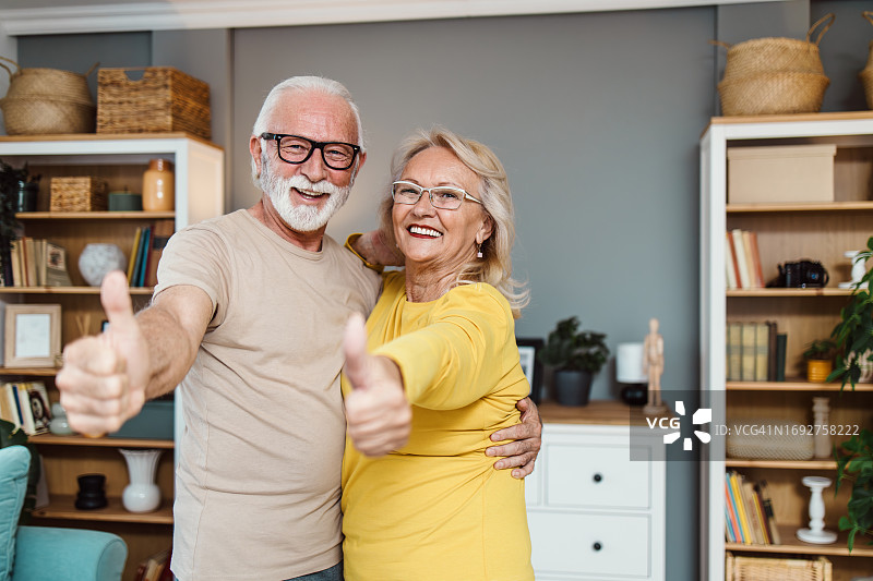 幸福的年长夫妇在家里图片素材