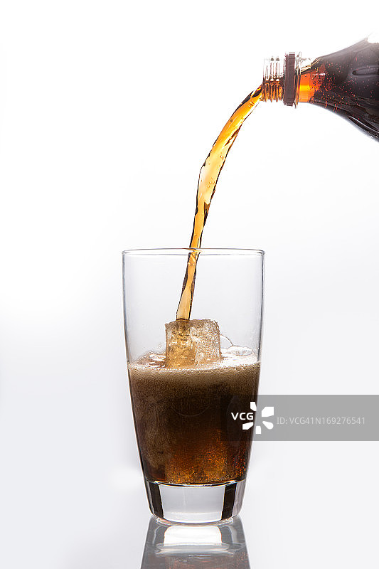 苏打水倒入玻璃杯中图片素材