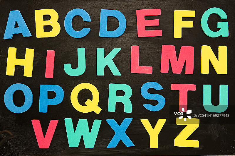 吸附在黑板上的字母磁铁图片素材