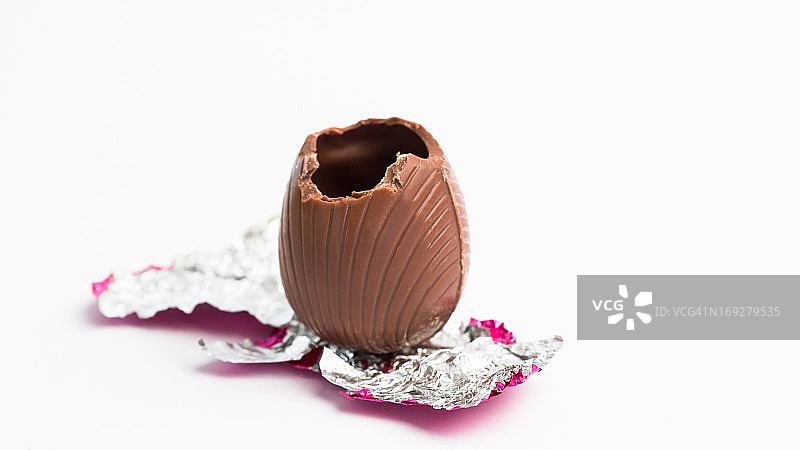 被咬了一口的粉色锡箔纸复活节彩蛋图片素材