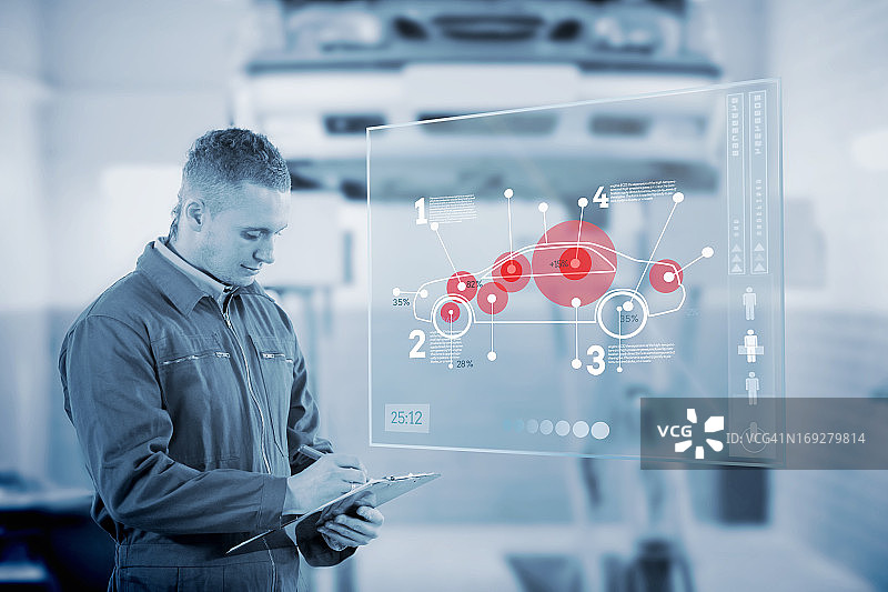 在带有未来感界面的写字板上记录的机械师图片素材