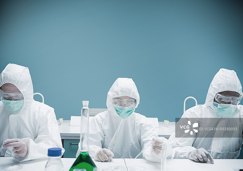 化学家身穿防护服工作图片素材