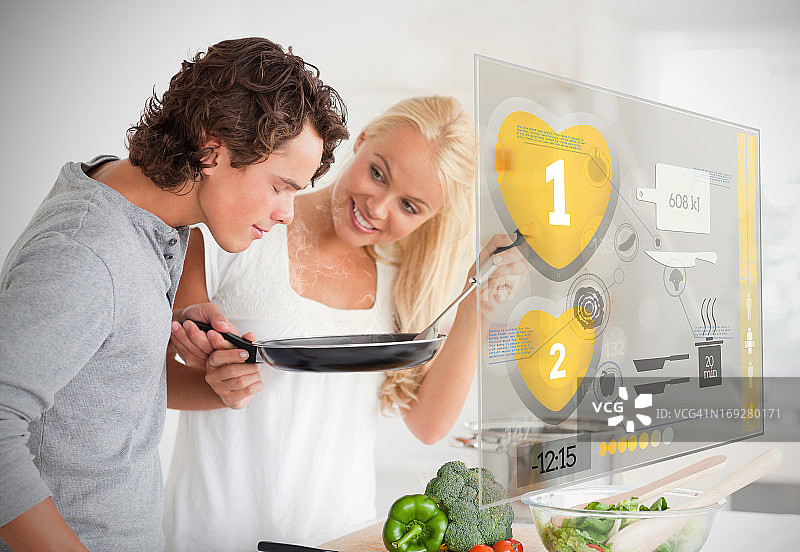 情侣使用未来界面准备晚餐图片素材