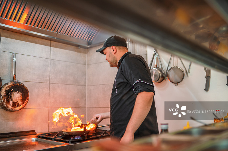 白色厨师烹饪和火焰创作图片素材