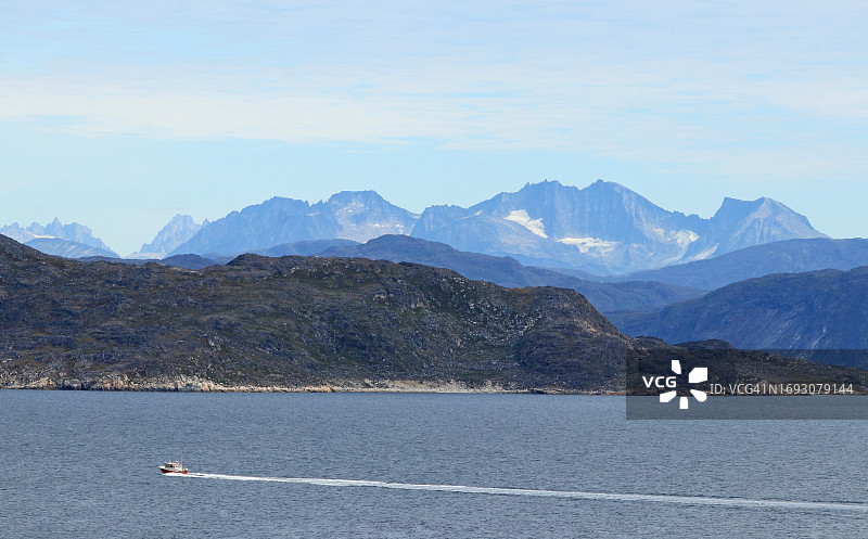 拉布拉多海高速摩托艇，背景是山脉和冰川图片素材