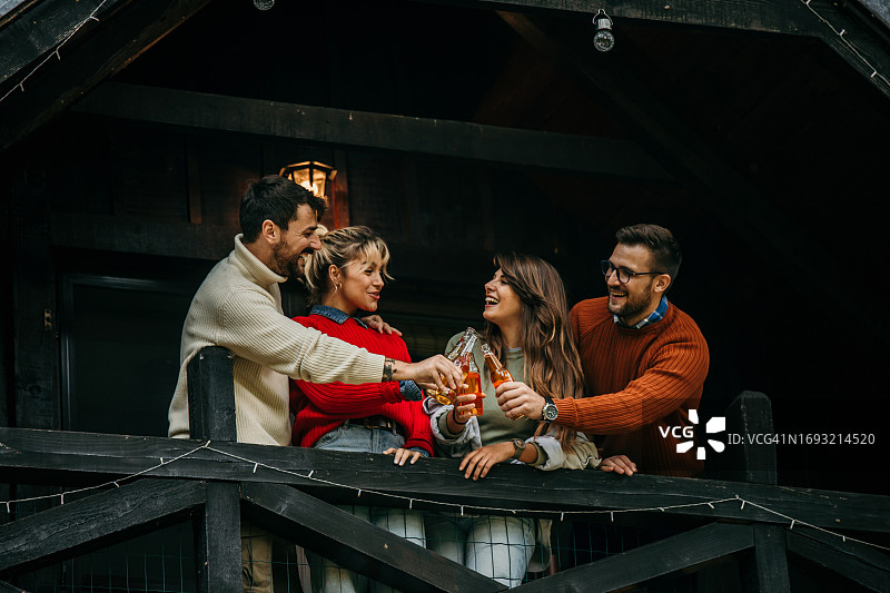 不同年龄和背景的人们欢聚一堂，举杯庆祝难忘时刻图片素材