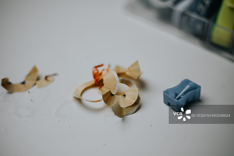 学生笔记上的卷笔刀和铅笔屑图片素材