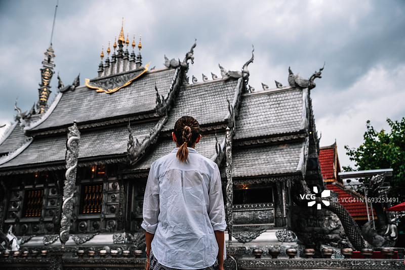 年轻女子观赏清迈的银色寺庙图片素材