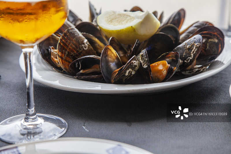 西班牙加利西亚餐厅中的贻贝和啤酒图片素材