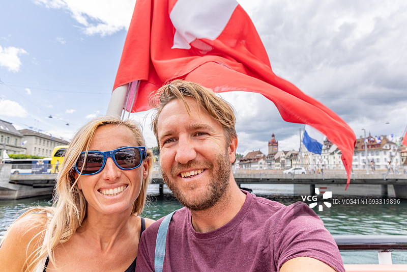 情侣在琉森与瑞士国旗自拍图片素材