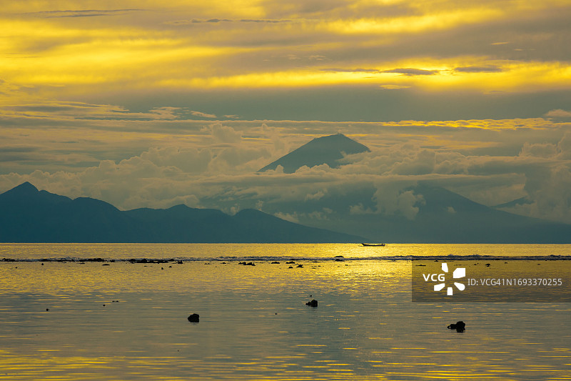 从吉利特拉旺安岛观赏阿贡火山日落图片素材