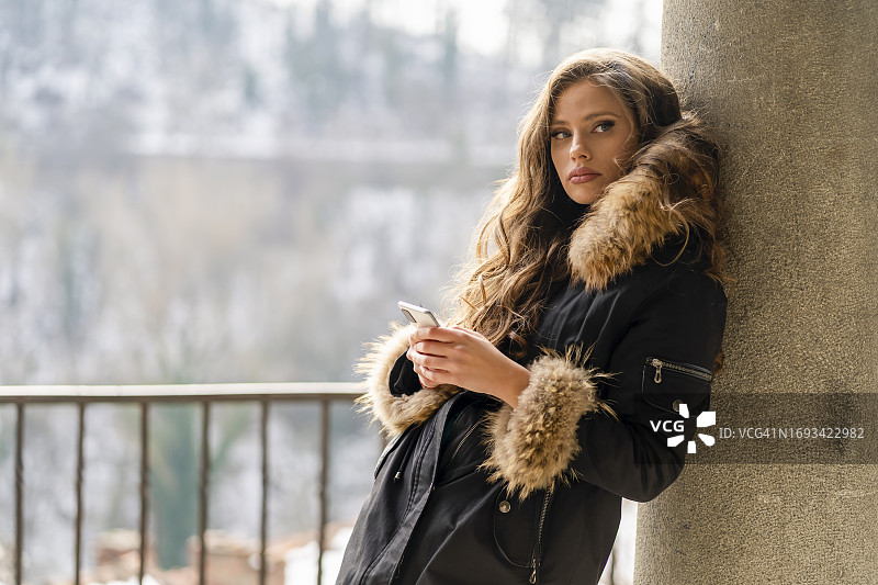 快乐的年轻女人发短信图片素材