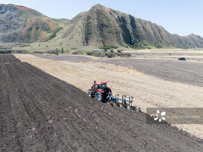 拖拉机犁耕茬地图片素材