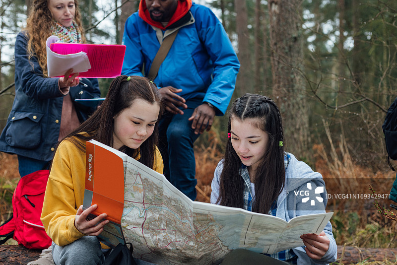 学生们正在阅读地图图片素材