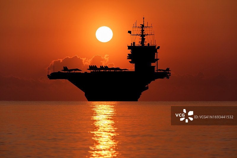 日落时海上的航空母舰图片素材