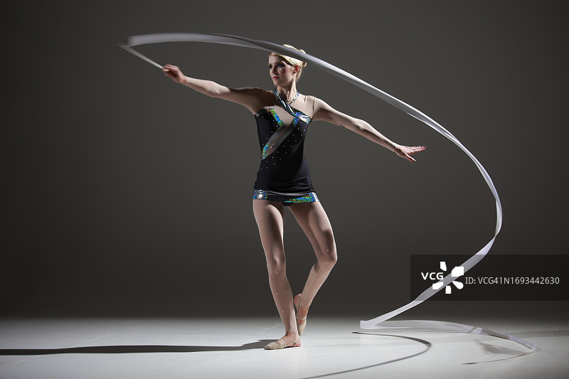 带彩带的艺术体操图片素材