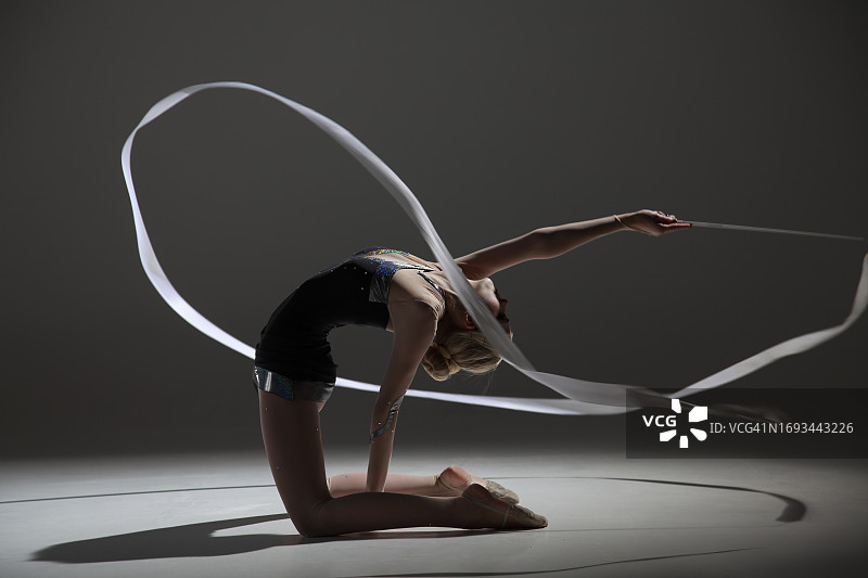 艺术体操彩带跳跃图片素材