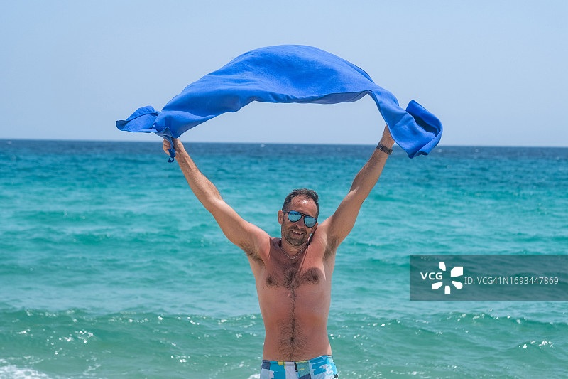 男人用毛巾捂着头图片素材