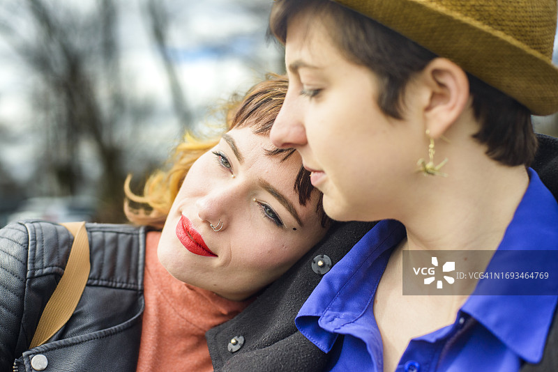 朋友们一起思考人生图片素材