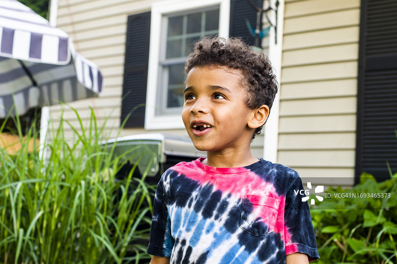 在后院玩耍的小男孩图片素材