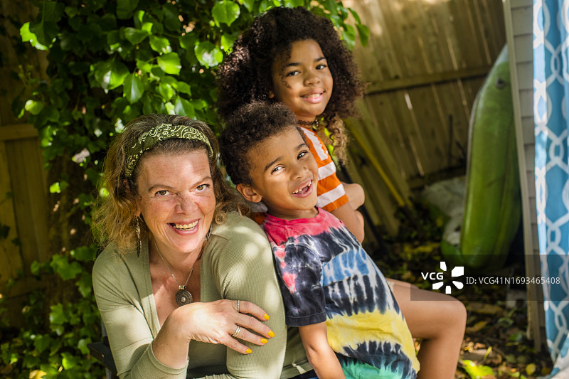 后院里的家庭肖像图片素材