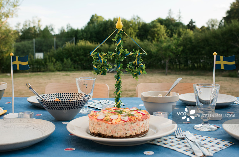 户外餐桌上的传统瑞典仲夏美食图片素材