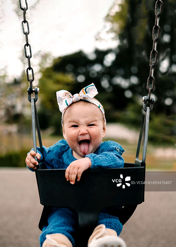 在公园里吐舌头的婴儿图片素材