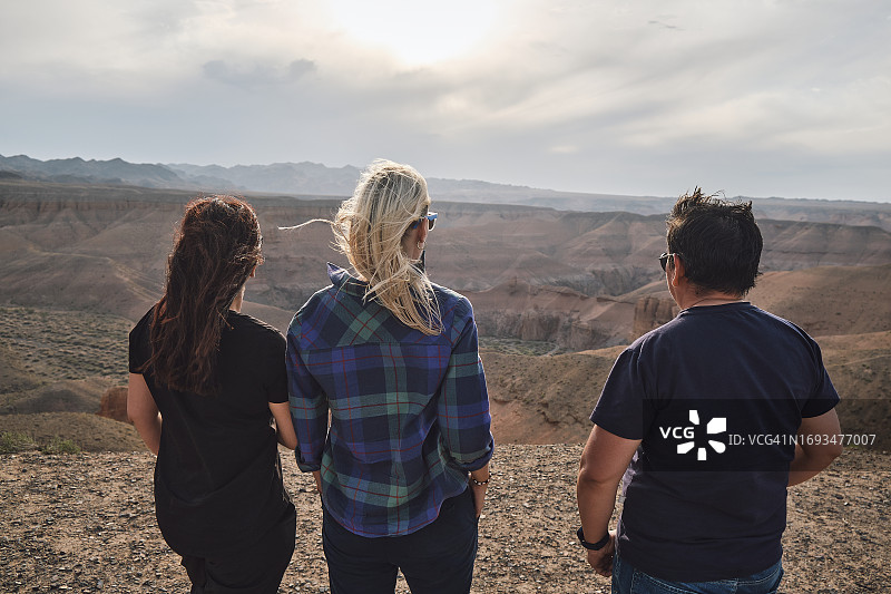 三个人在观景点眺望大峡谷，有风图片素材