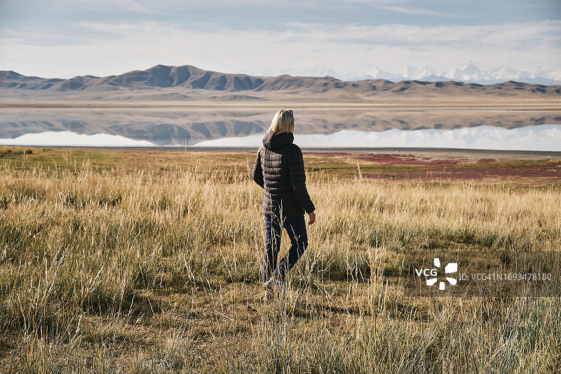 女孩走在图兹科尔湖附近的区域图片素材