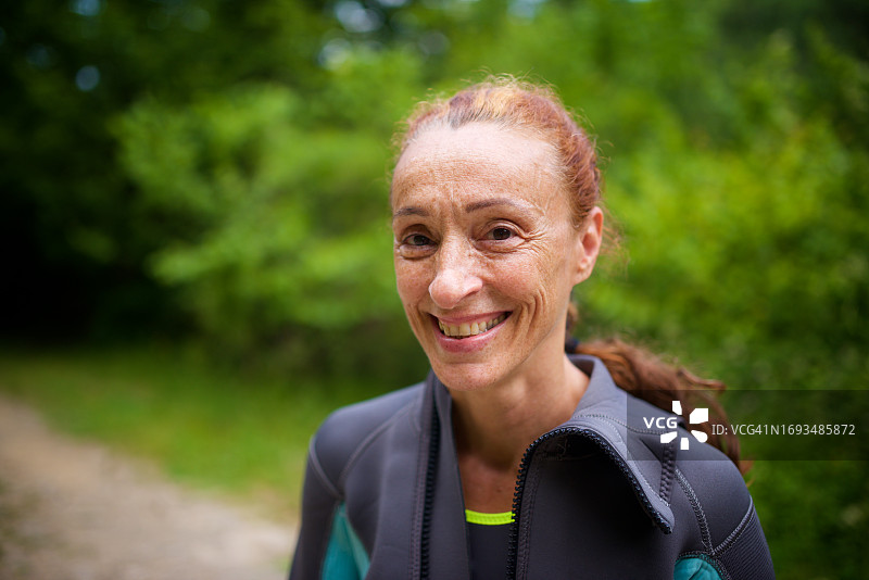 穿潜水服的红发微笑女人图片素材