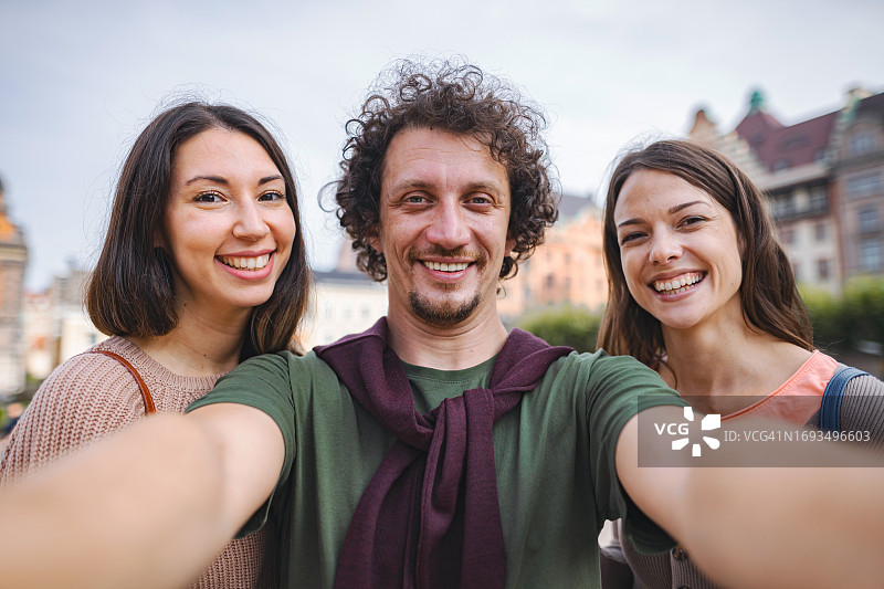 对着镜头微笑的快乐小团队的朋友们图片素材