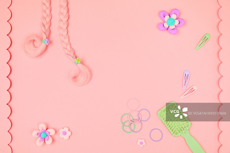 带辫子、发饰、梳子、发夹和可爱卡通花的粉色背景（平铺，俯视，含留白）图片素材