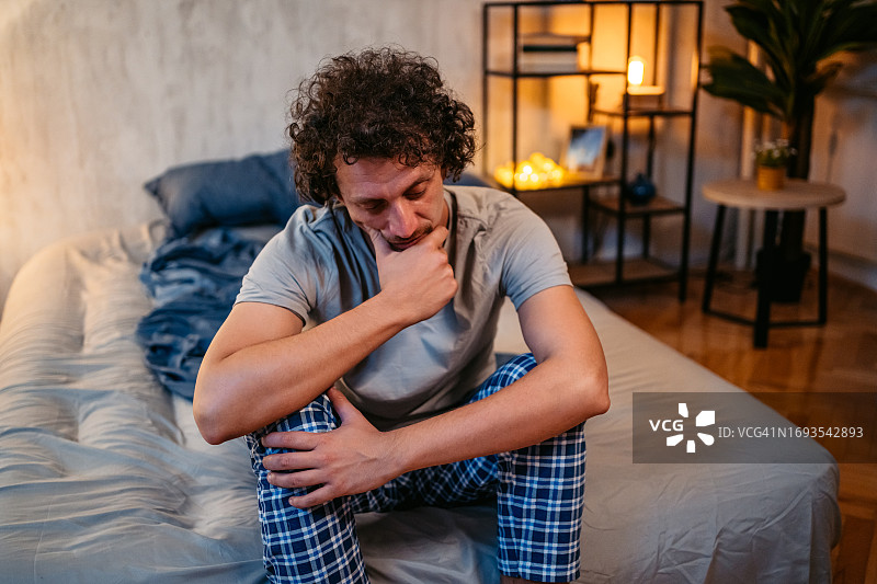 夜晚在卧室失眠的年轻男人图片素材